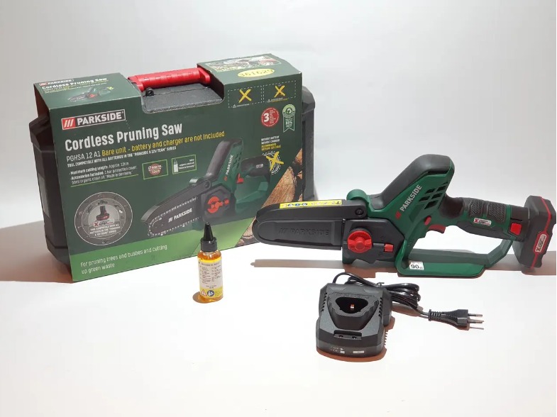 Пілка цепна акумуляторна PARKSIDE 12 В PGHSA 12 C3 + акумулятор PARKSIDE PAPK 12 A4 (12В 2Ач) і зарядний пристрій PLGK 12 A3